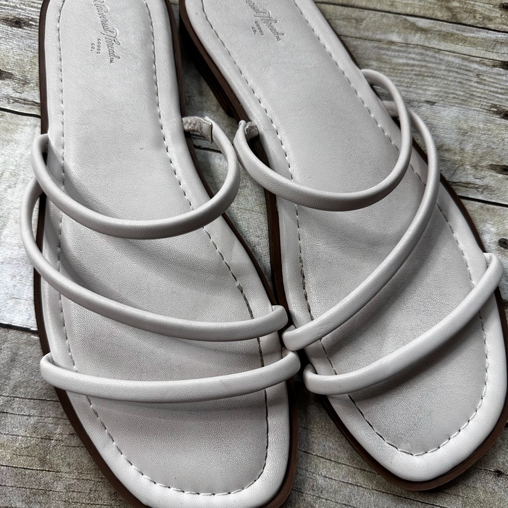 Universal Thread White Minimalist Sandals